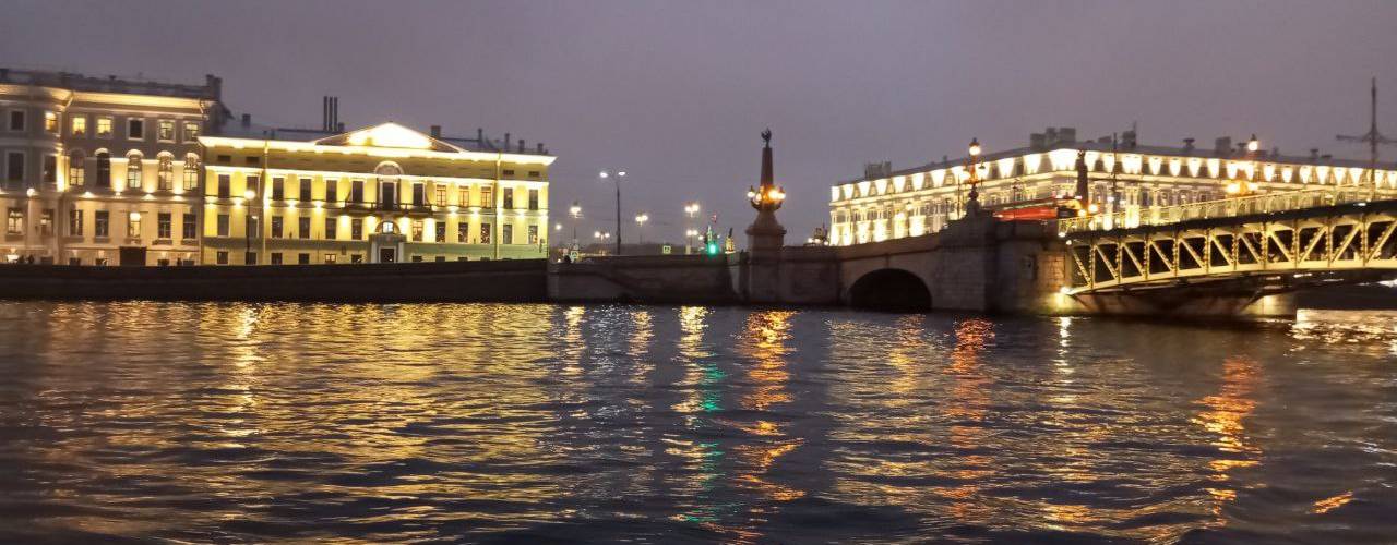 Мосты повисли над водами