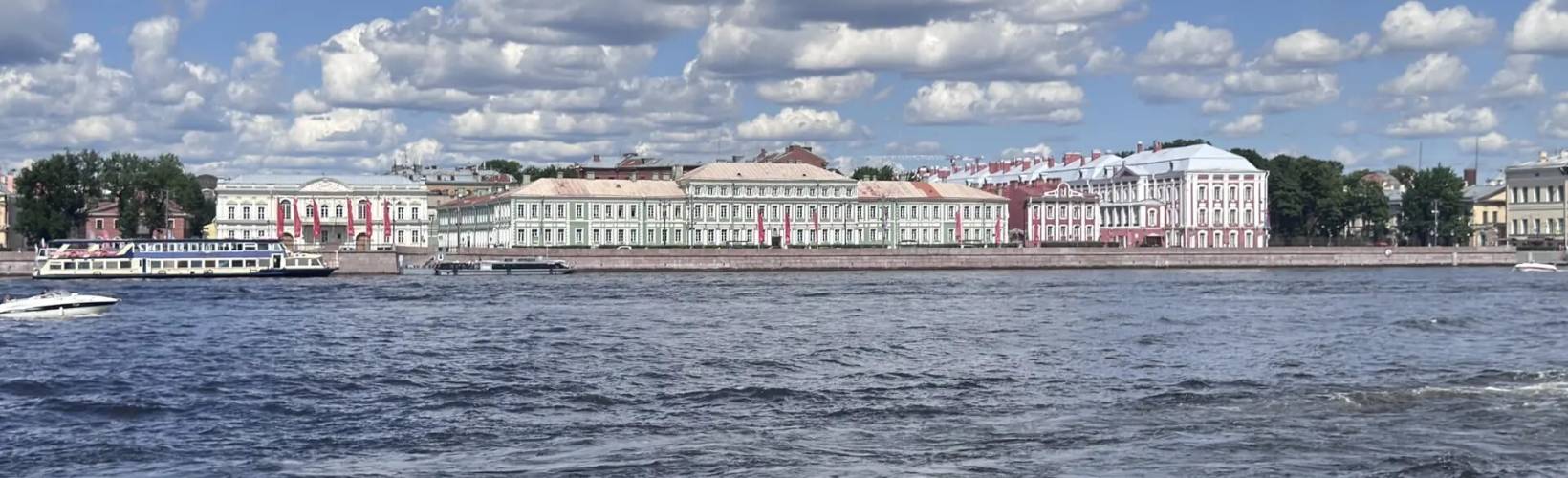 В чудесном городе Петровом