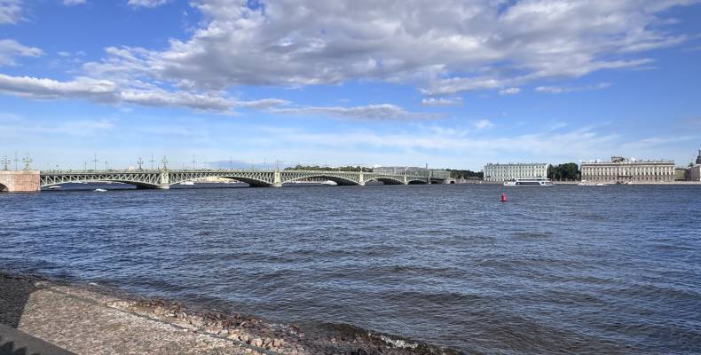 В чудесном городе Петровом